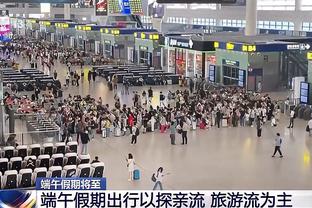 大批中国球迷在机场等C罗！有球迷当众直接做siu庆祝！